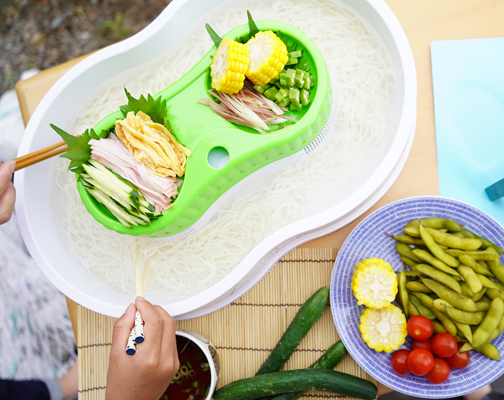 おうちで盛り上がる↑流しそうめんを楽しもう♪流すのはそうめんだけじゃないんです……！【遊びにも使えるそうめん流し 器三段活用アイデア】｜雑貨コラム｜Fuku*Fukuウェブマガジン｜株式会社イケダヤ｜浜松市の衣料品・雑貨の販売ならイケダヤ-FukuFuku